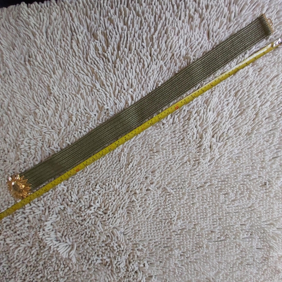 Unbranded green stretch belt with gold tone flower - Picture 2 of 4